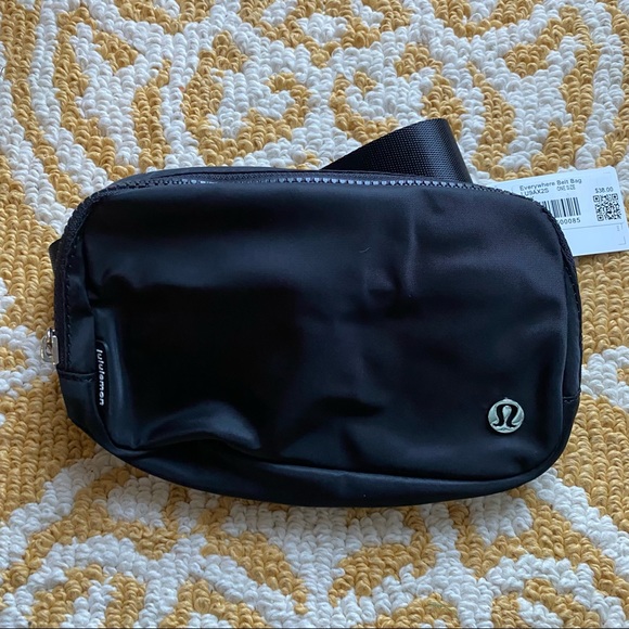 Lululemon Everywhere Belt Bag - Black NWT - Picture 5 of 15